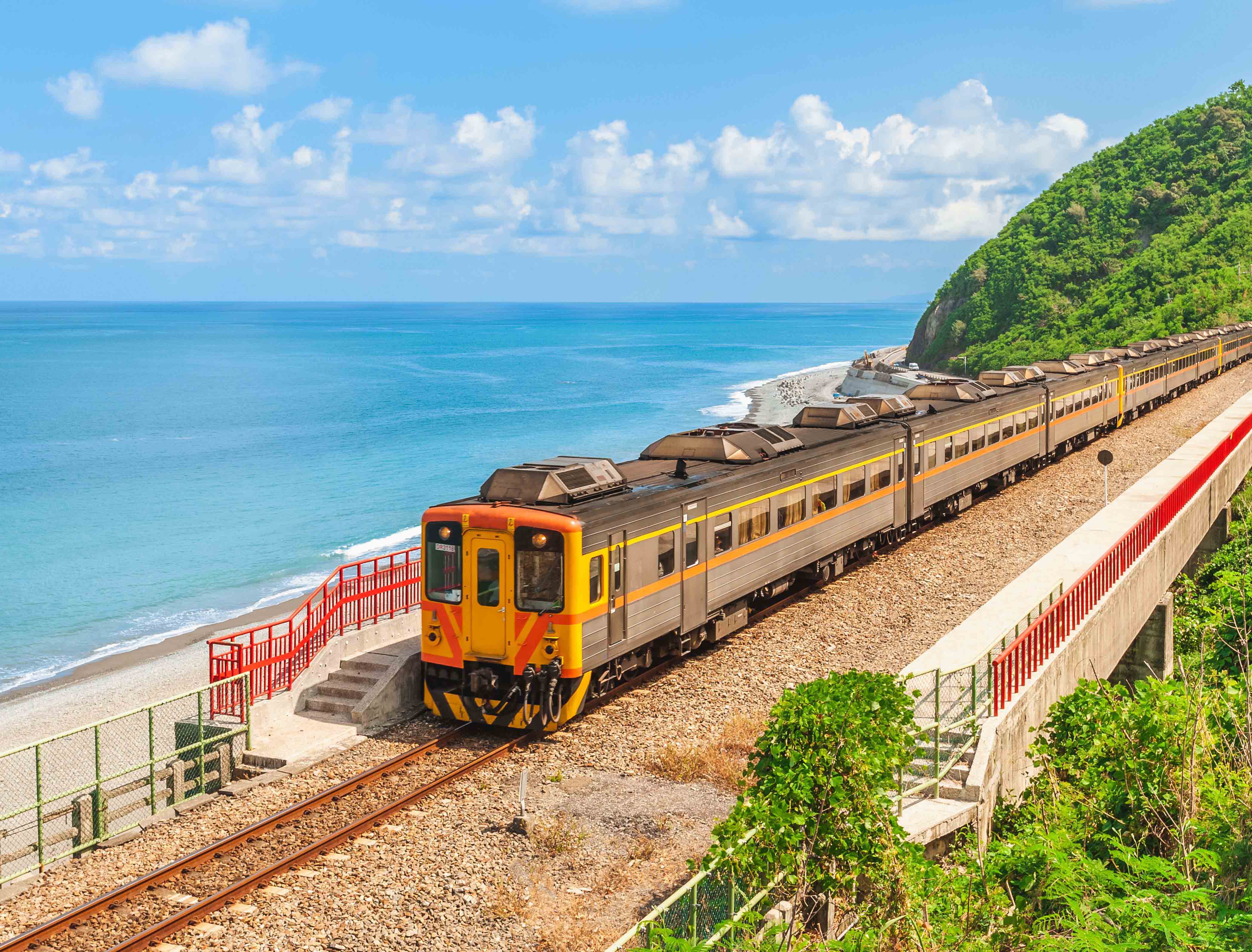 某鉄道会社のノベルティとして、モバイルバッグを製造いたしました！
