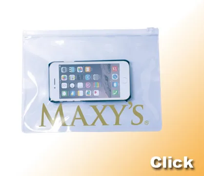 MAXY'Sとプリントされた透明ポーチにスマホが入っている